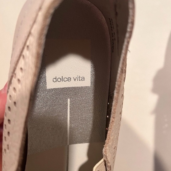 Dolce Vita JheneeWomen's perforated platform with Chain Detail. 9.5 - Picture 9 of 11